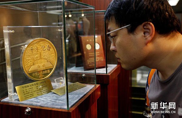 近日，由中國人民銀行貨幣金銀局主辦、中國印鈔造幣總公司承辦的“國幣之尊藝術(shù)之美”——人民幣硬幣發(fā)行60周年全國巡展在上海圖書館舉行，展示了自1957年12月1日正式發(fā)行人民幣硬幣起，已經(jīng)發(fā)行的4套流通硬幣、96個品種108枚普通紀(jì)念幣和2000余種貴金屬紀(jì)念幣。