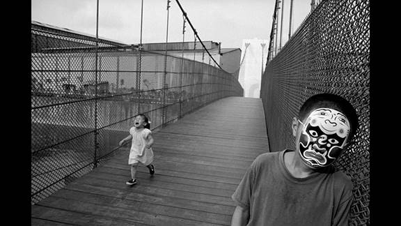 說(shuō)明: Macintosh HD:Users:chendong:Desktop:張乾琦 工作坊:工作坊:官方作品:中文圖說(shuō):不存在的戰(zhàn)爭(zhēng):6. 張乾琦，“不存在的戰(zhàn)爭(zhēng)”視頻截圖，2017.jpg