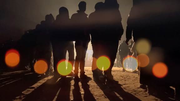 說(shuō)明: Macintosh HD:Users:chendong:Desktop:張乾琦 工作坊:工作坊:官方作品:中文圖說(shuō):AZMA:5. 張乾琦，“AZMA”視頻截圖，2017 .jpg