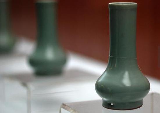 南宋，龍泉窯，粉青釉鼓腹瓶 