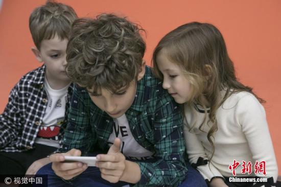 外報：一天滑手機(jī)80次 孩子網(wǎng)癮過高怎么辦？