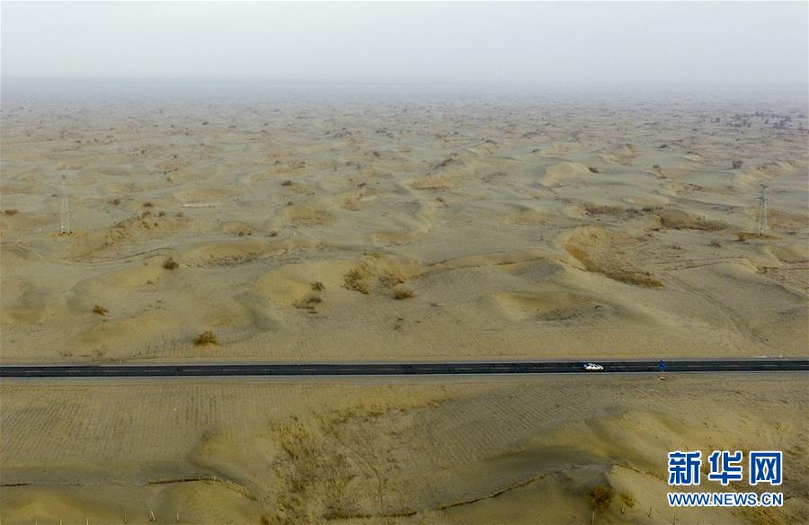（壯闊東方潮 奮進(jìn)新時(shí)代——慶祝改革開放40年）（6）公路在“死亡之海”里延伸