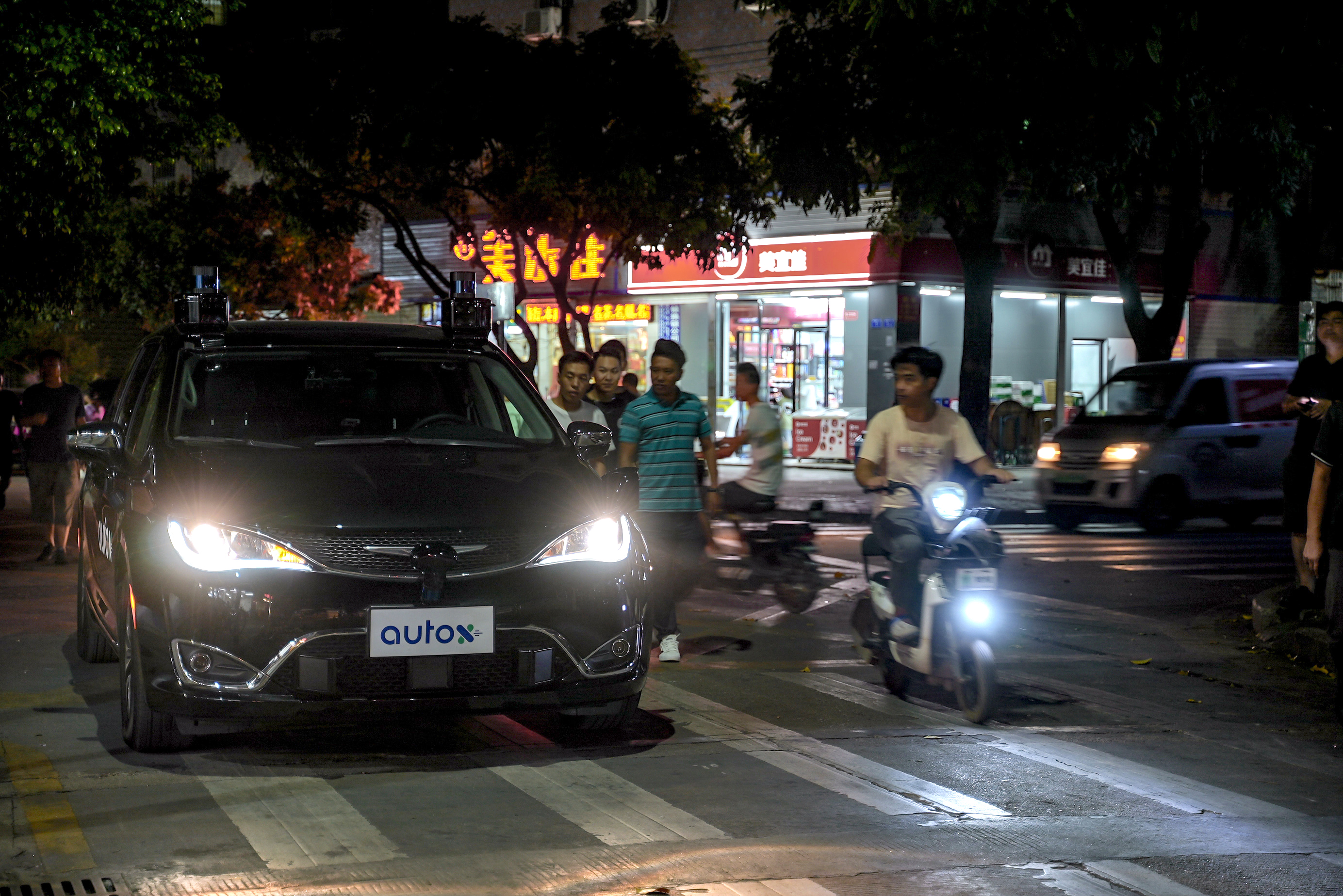 圖片3. AutoX無(wú)人車行駛在深圳城中村.jpeg